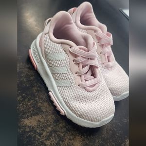 Children's tennis shoes